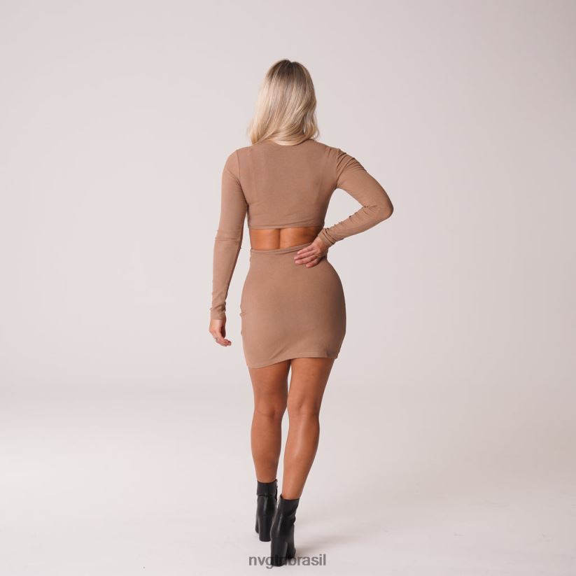 NVGTN estilo de vida mulheres em seu vestido midi de gola alta com nervuras café NNJ66L722